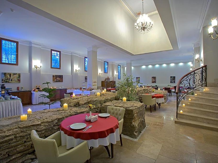 Acra Hotel