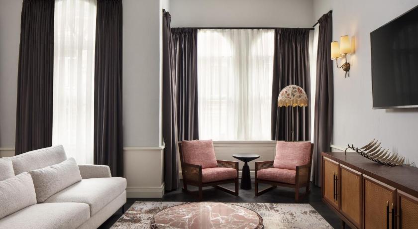 Adahan DeCamondo Pera, Autograph Collection