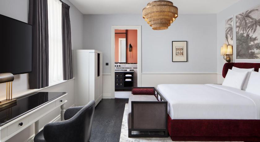 Adahan DeCamondo Pera, Autograph Collection