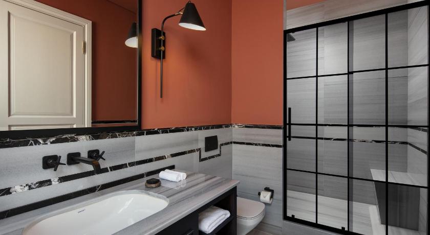 Adahan DeCamondo Pera, Autograph Collection