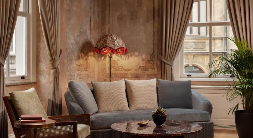 Adahan DeCamondo Pera, Autograph Collection