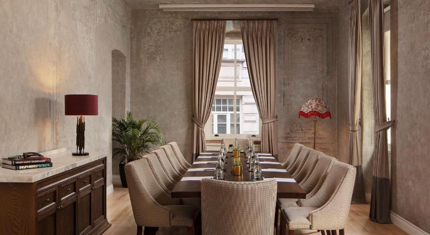 Adahan DeCamondo Pera, Autograph Collection