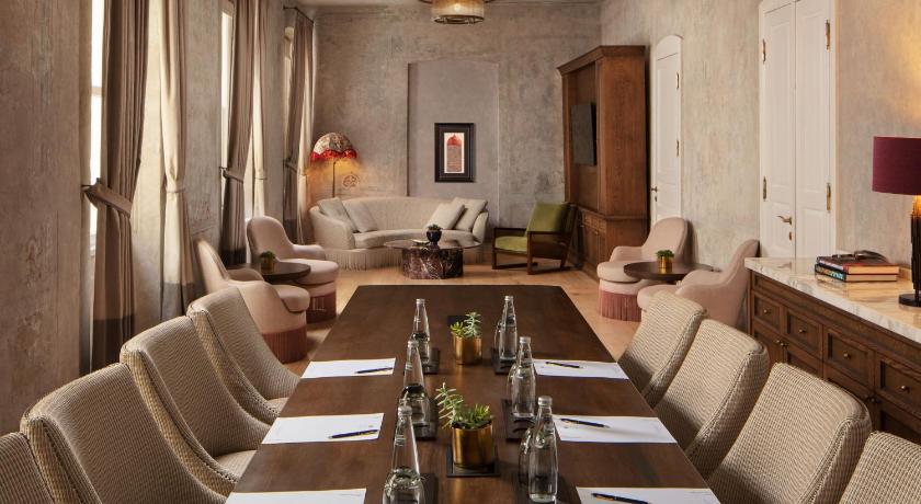 Adahan DeCamondo Pera, Autograph Collection