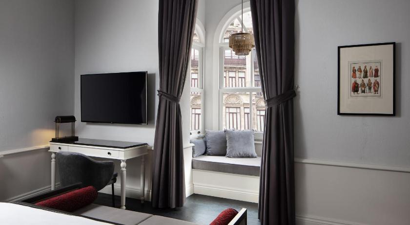 Adahan DeCamondo Pera, Autograph Collection