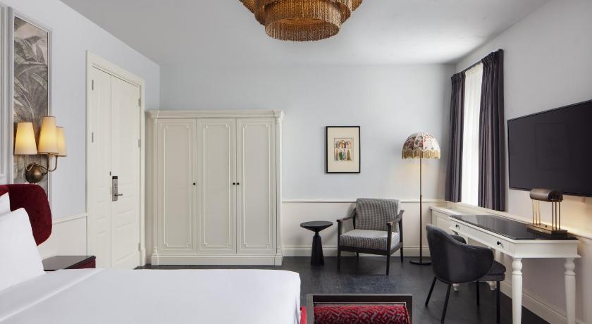 Adahan DeCamondo Pera, Autograph Collection