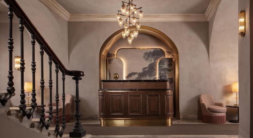 Adahan DeCamondo Pera, Autograph Collection