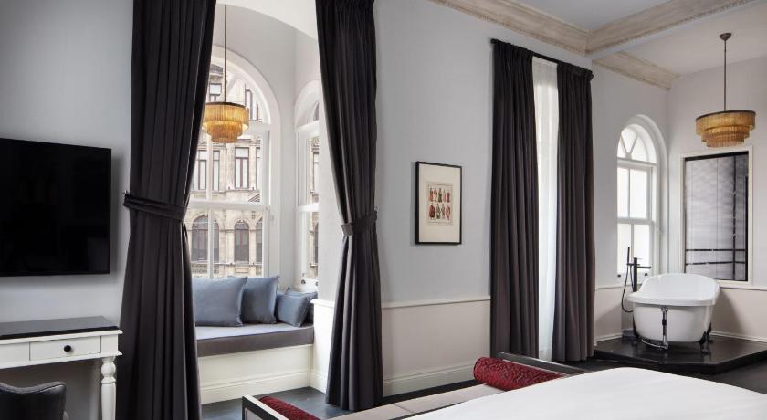 Adahan DeCamondo Pera, Autograph Collection