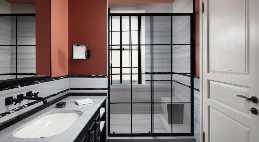 Adahan DeCamondo Pera, Autograph Collection