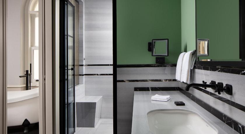 Adahan DeCamondo Pera, Autograph Collection