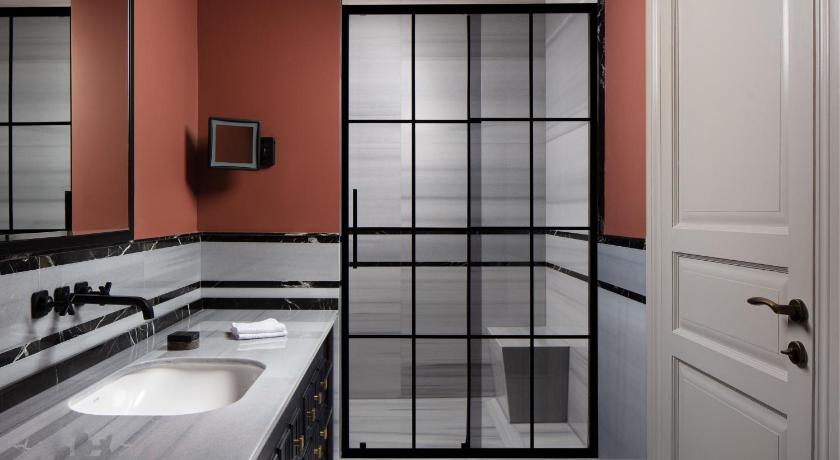 Adahan DeCamondo Pera, Autograph Collection