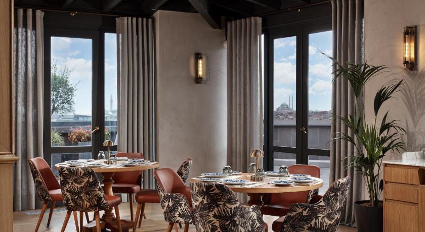 Adahan DeCamondo Pera, Autograph Collection