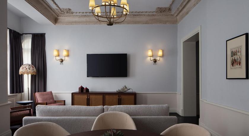 Adahan DeCamondo Pera, Autograph Collection