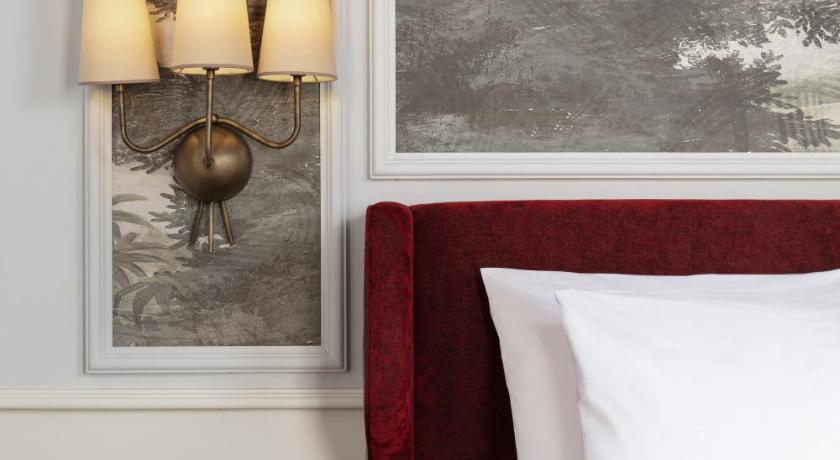 Adahan DeCamondo Pera, Autograph Collection