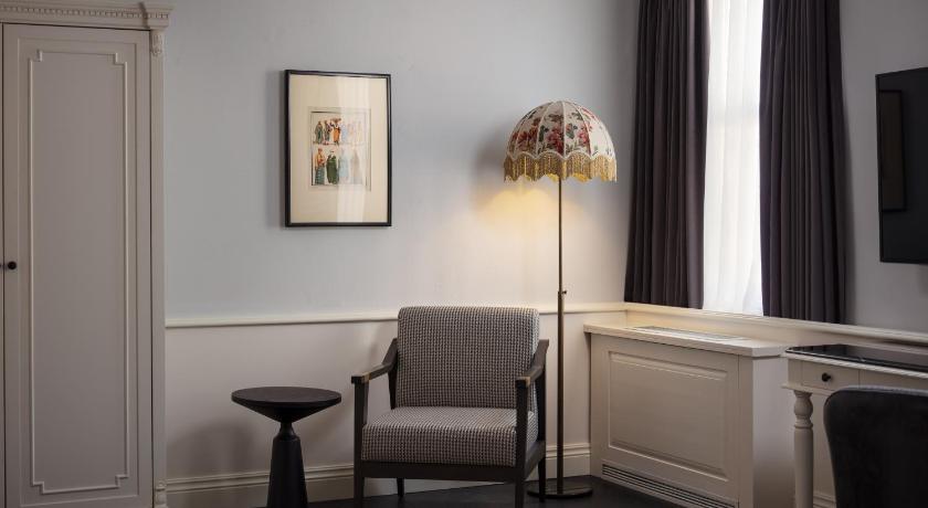 Adahan DeCamondo Pera, Autograph Collection