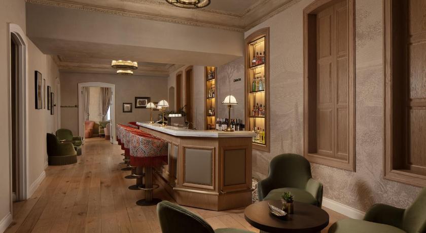 Adahan DeCamondo Pera, Autograph Collection