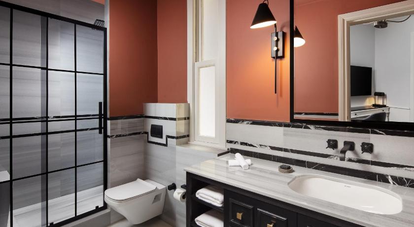 Adahan DeCamondo Pera, Autograph Collection