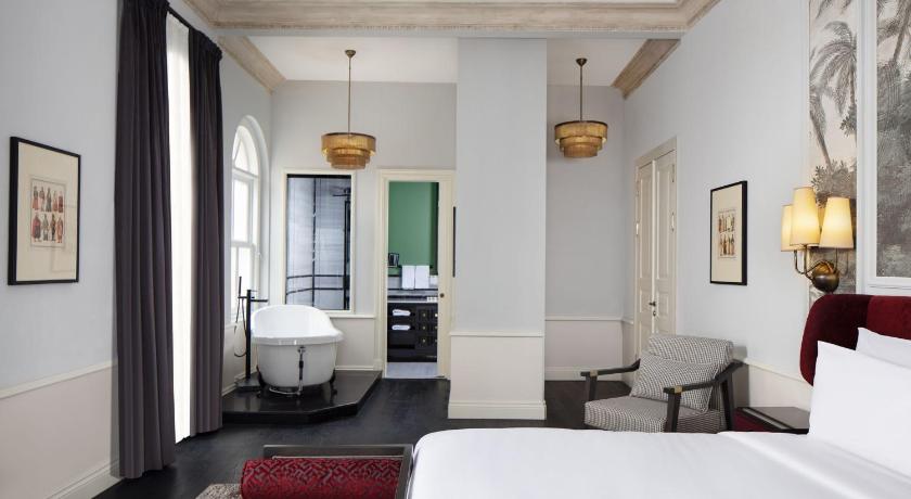 Adahan DeCamondo Pera, Autograph Collection