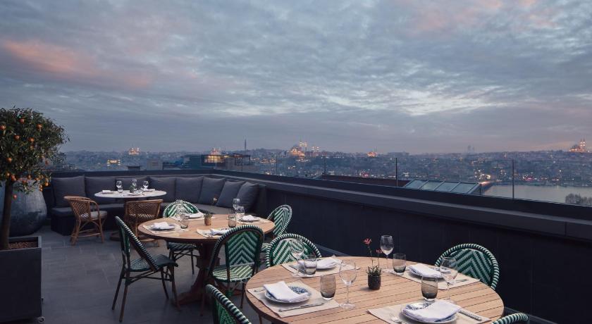 Adahan DeCamondo Pera, Autograph Collection