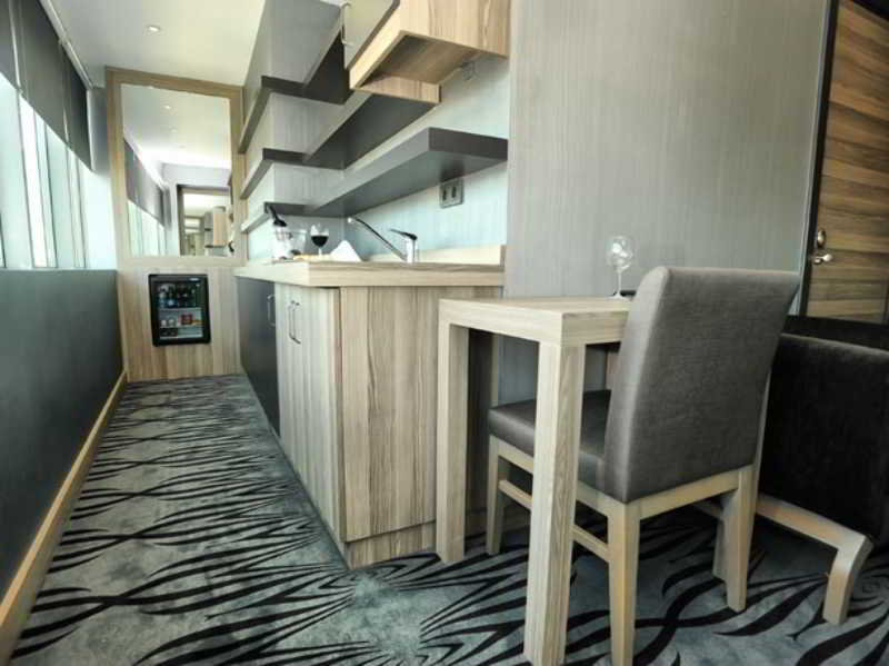 Akoni Hotel