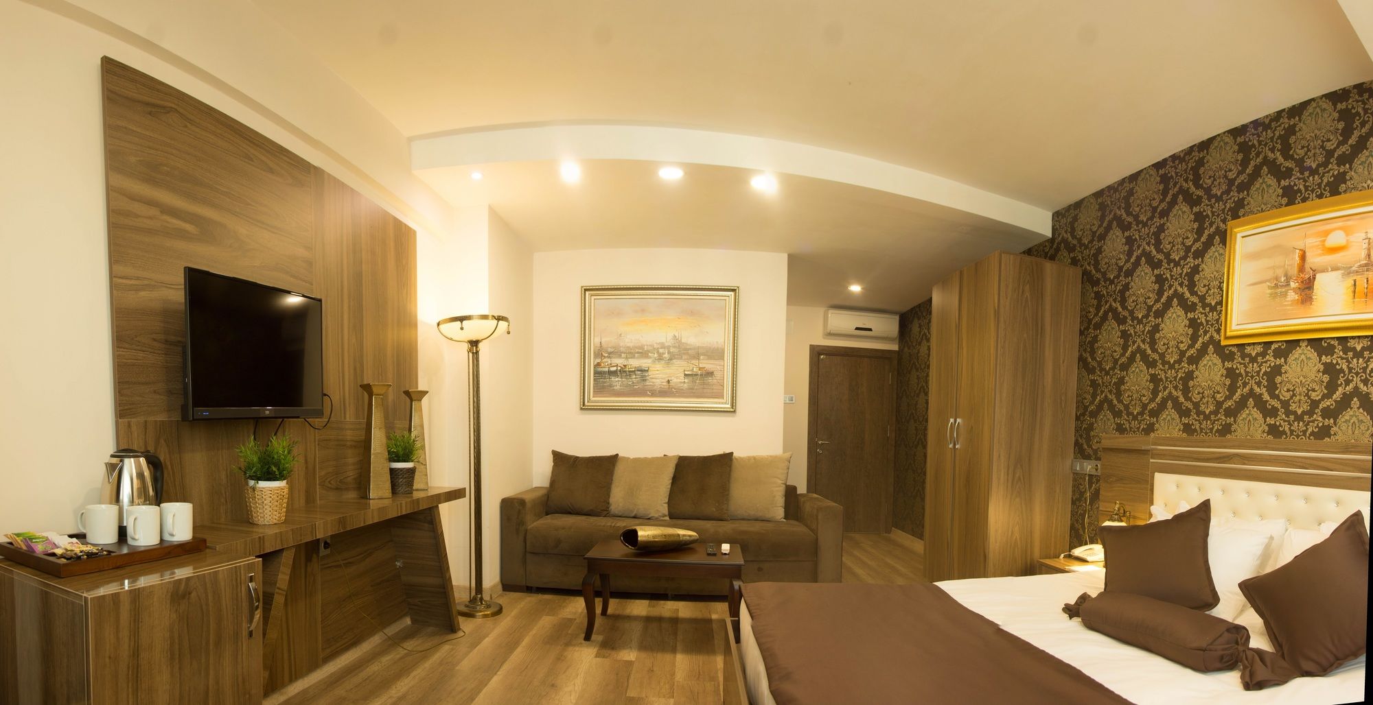 A Palace Hotel & Suites