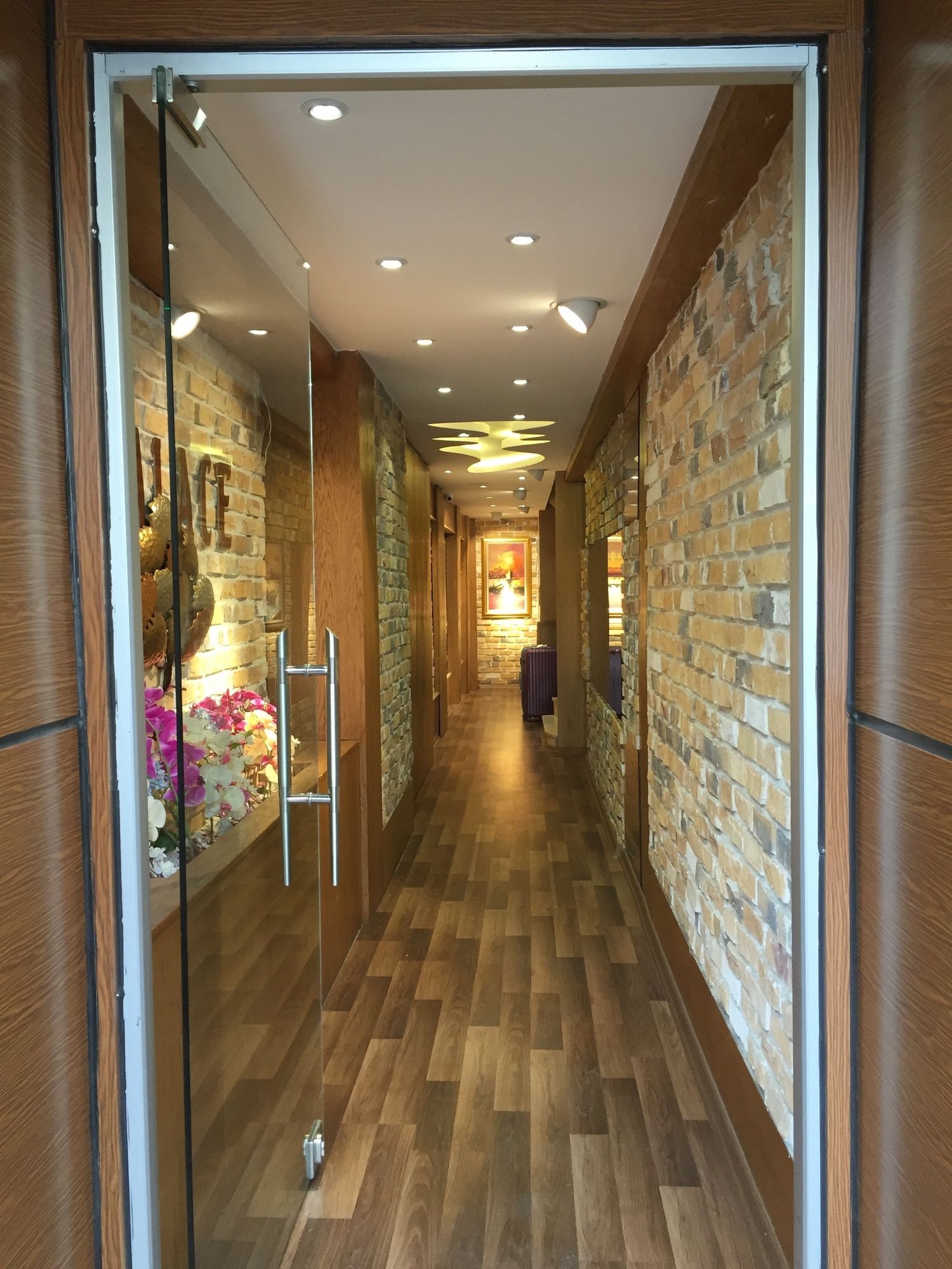 A Palace Hotel & Suites