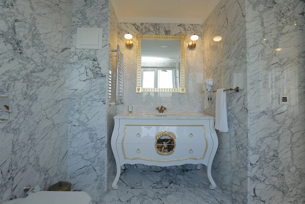 Art Nouveau Pera