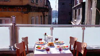 Azre Hotel