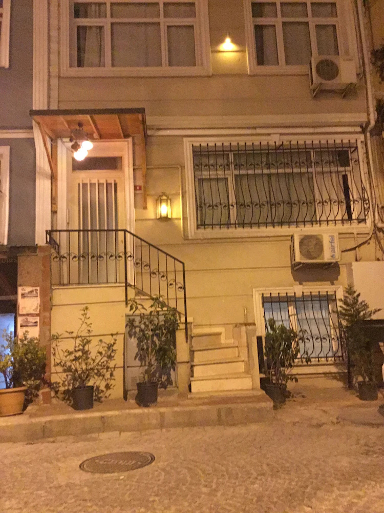 Berce Apartment & Suites