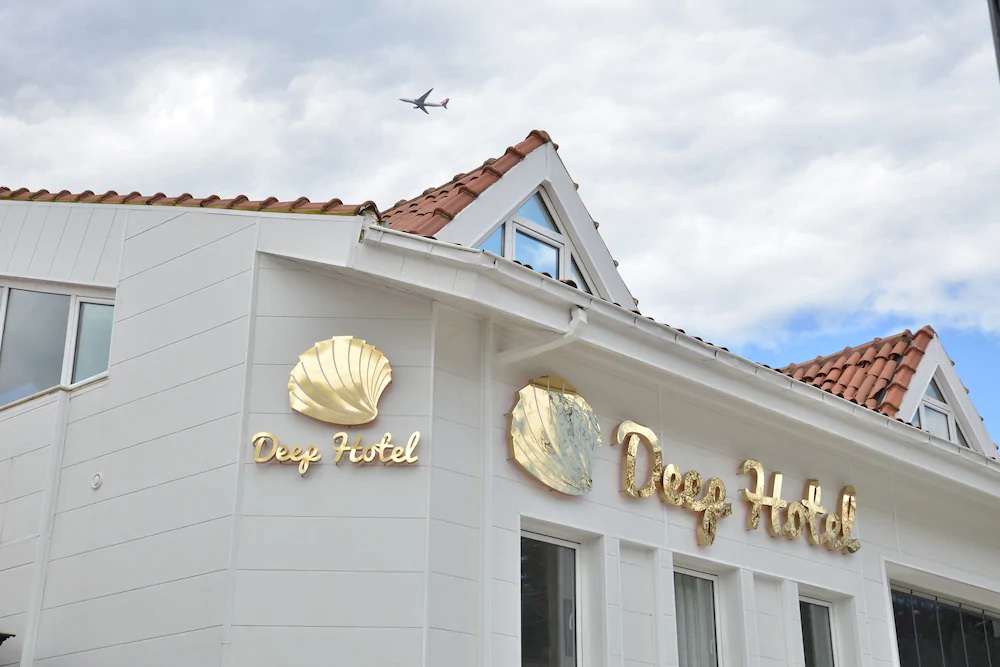 Deep Hotel