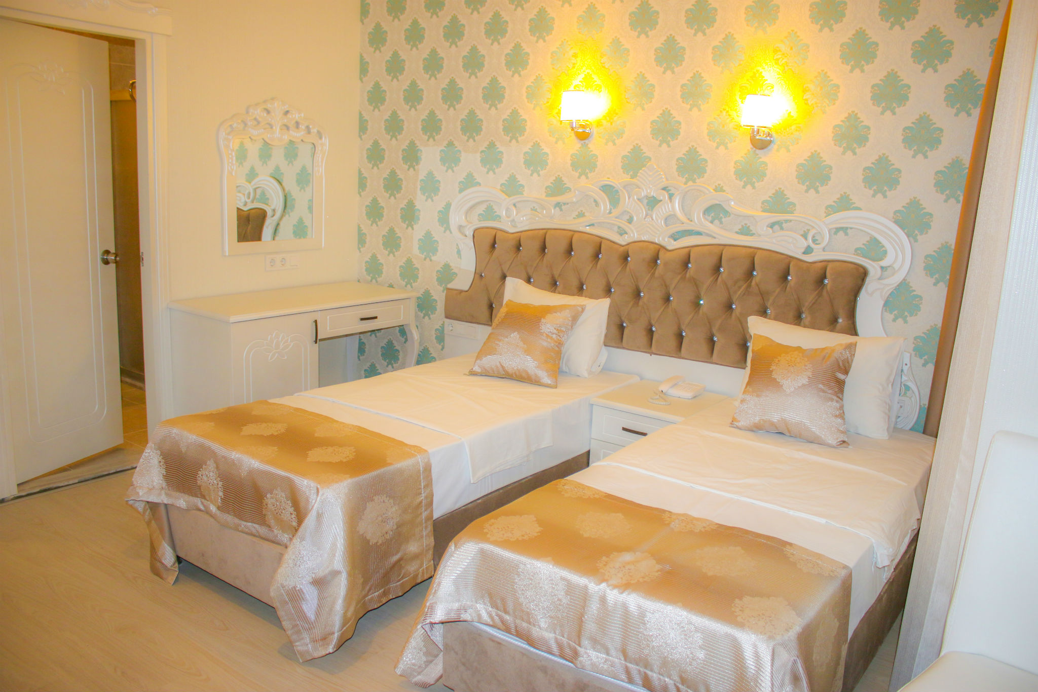 Deluxe Newport Hotel