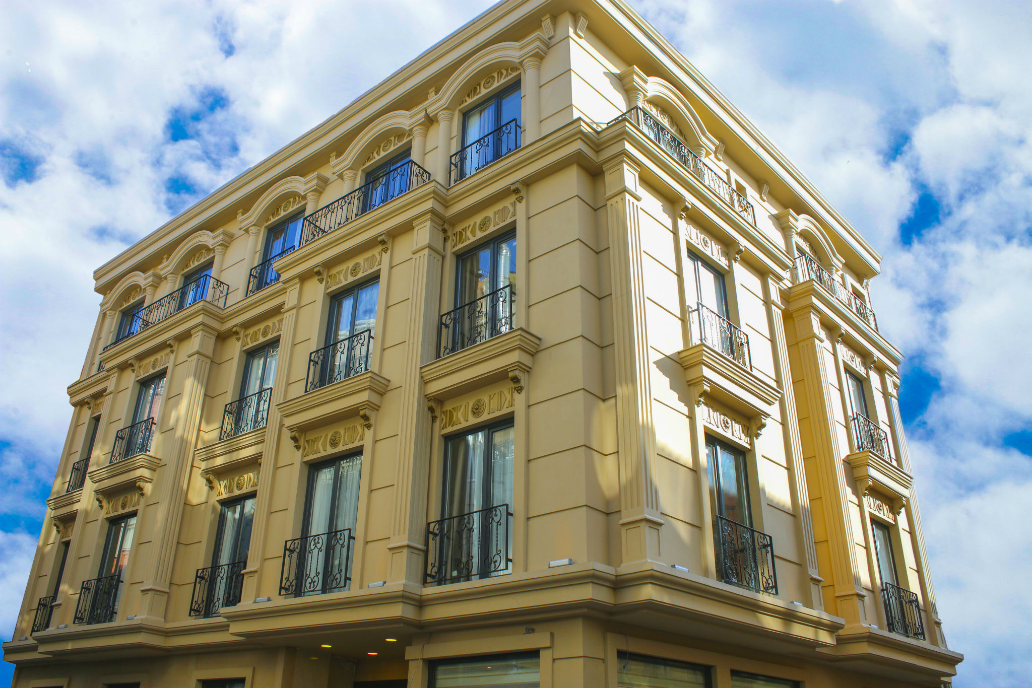 Deluxe Newport Hotel