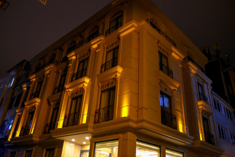 Deluxe Newport Hotel