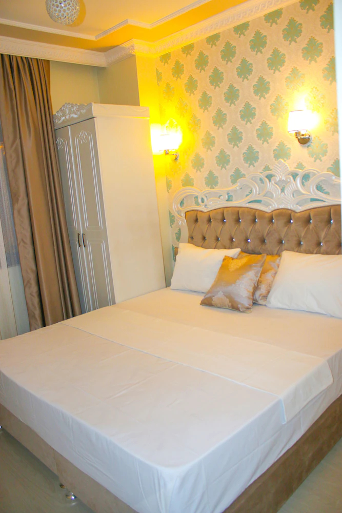 Deluxe Newport Hotel