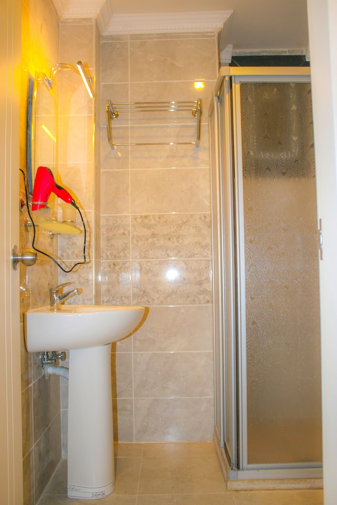 Deluxe Newport Hotel