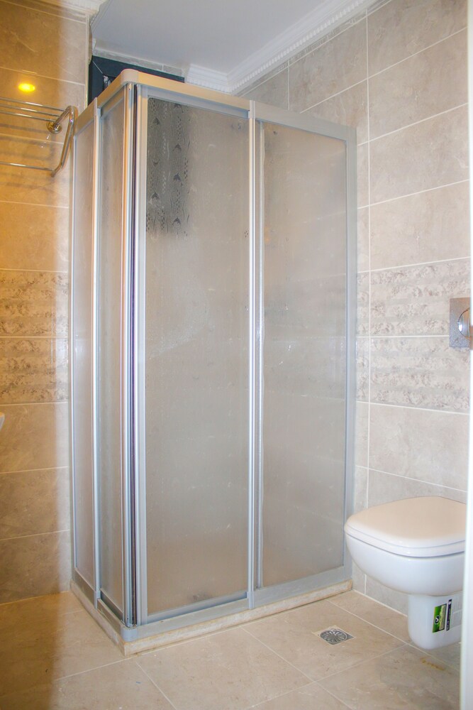 Deluxe Newport Hotel