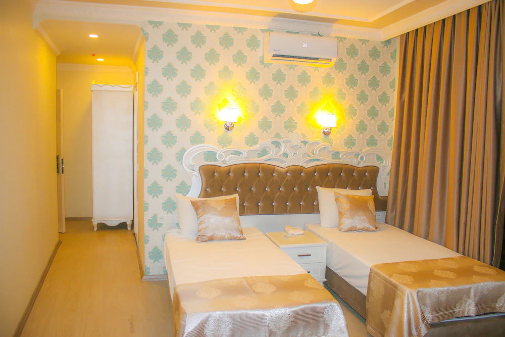 Deluxe Newport Hotel