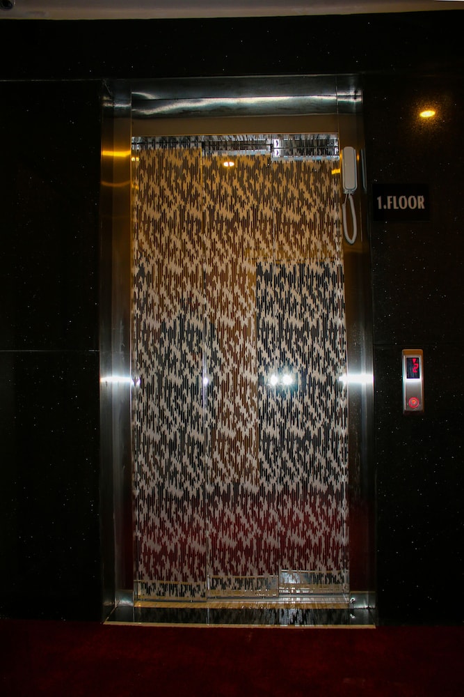 Deluxe Newport Hotel