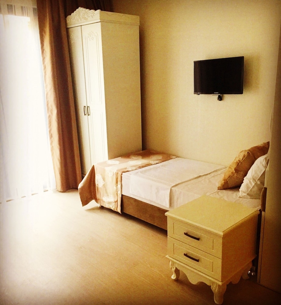 Deluxe Newport Hotel