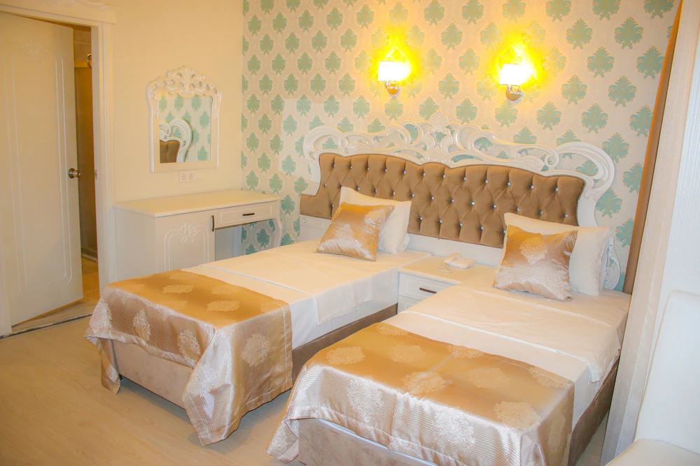 Deluxe Newport Hotel