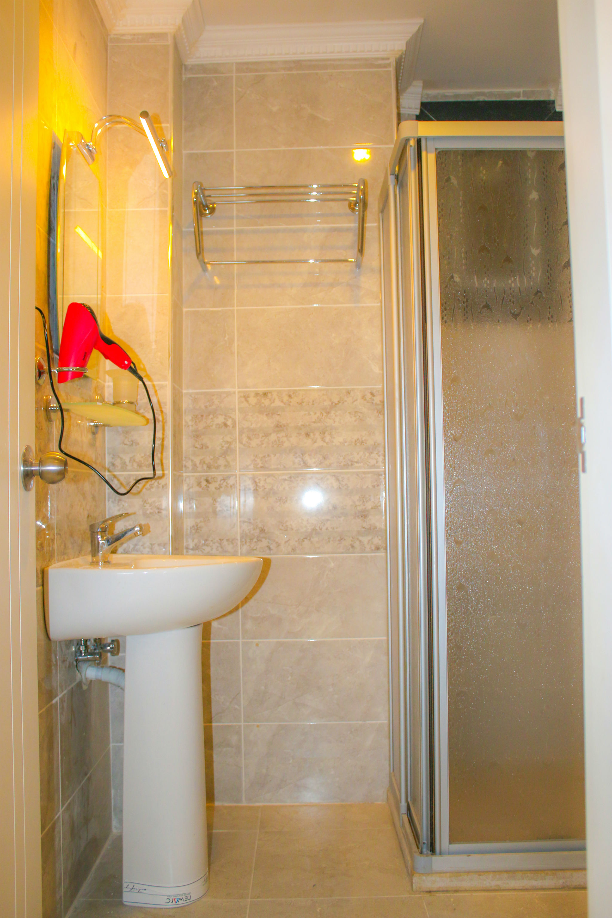 Deluxe Newport Hotel