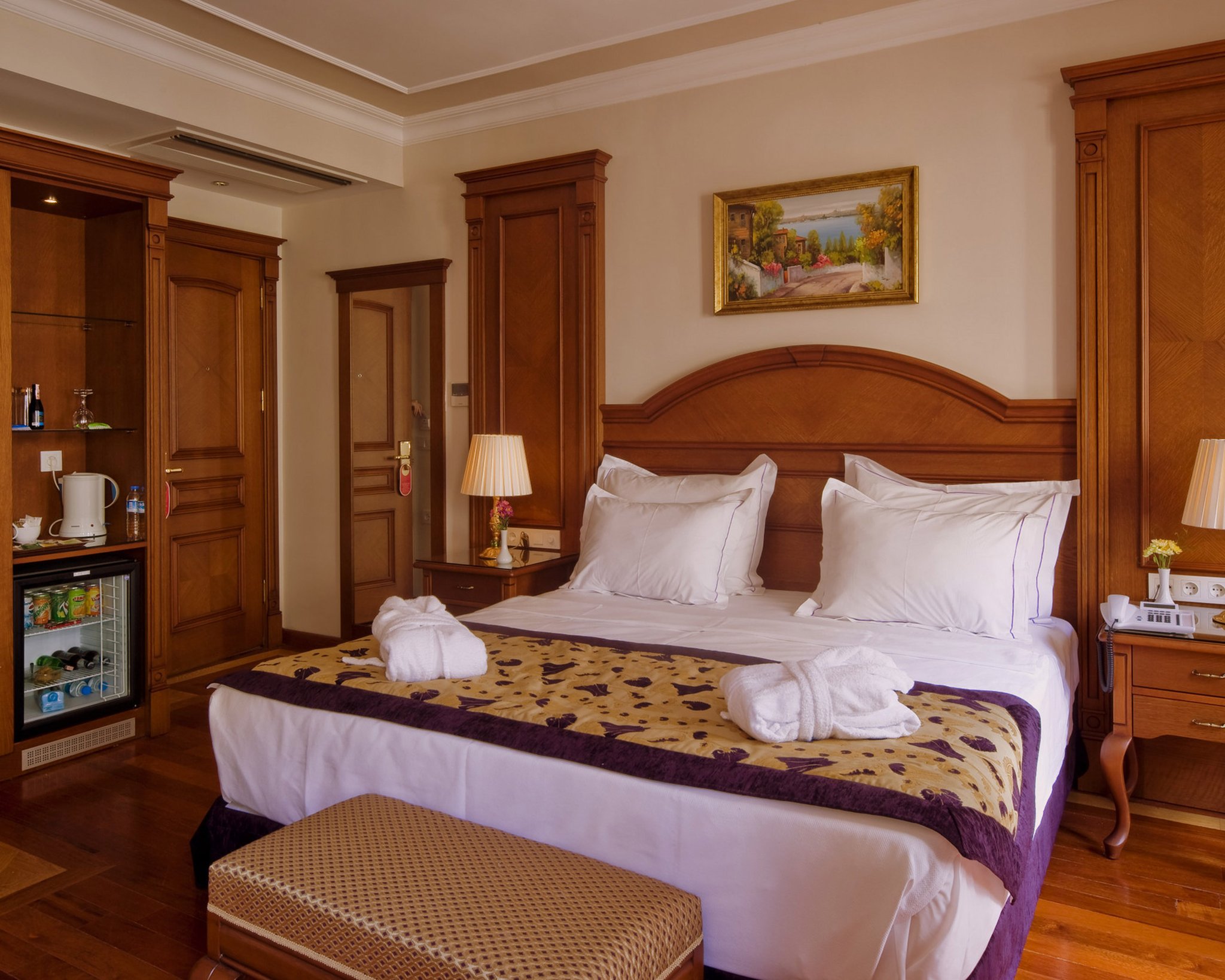 GLK PREMIER The Home Suites & Spa