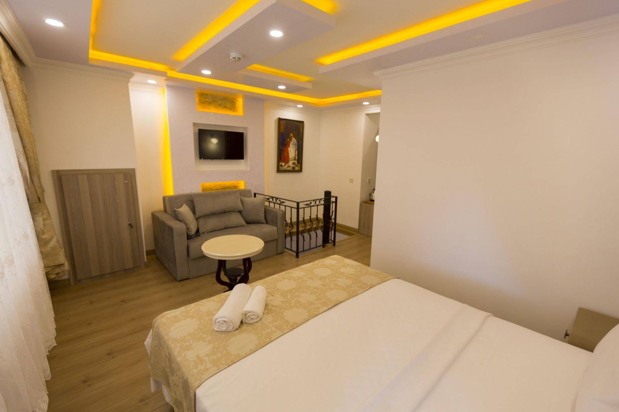 Oasis Suites Old City