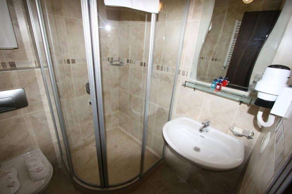 Grand Peninsula Hotel