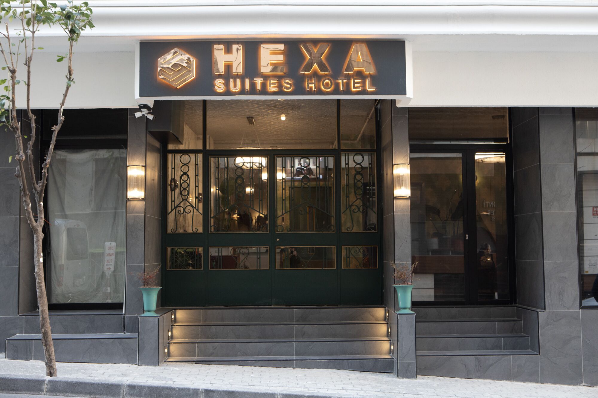 Hexa Suites Hotel