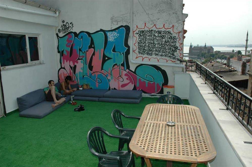 Hush Hostel Lounge