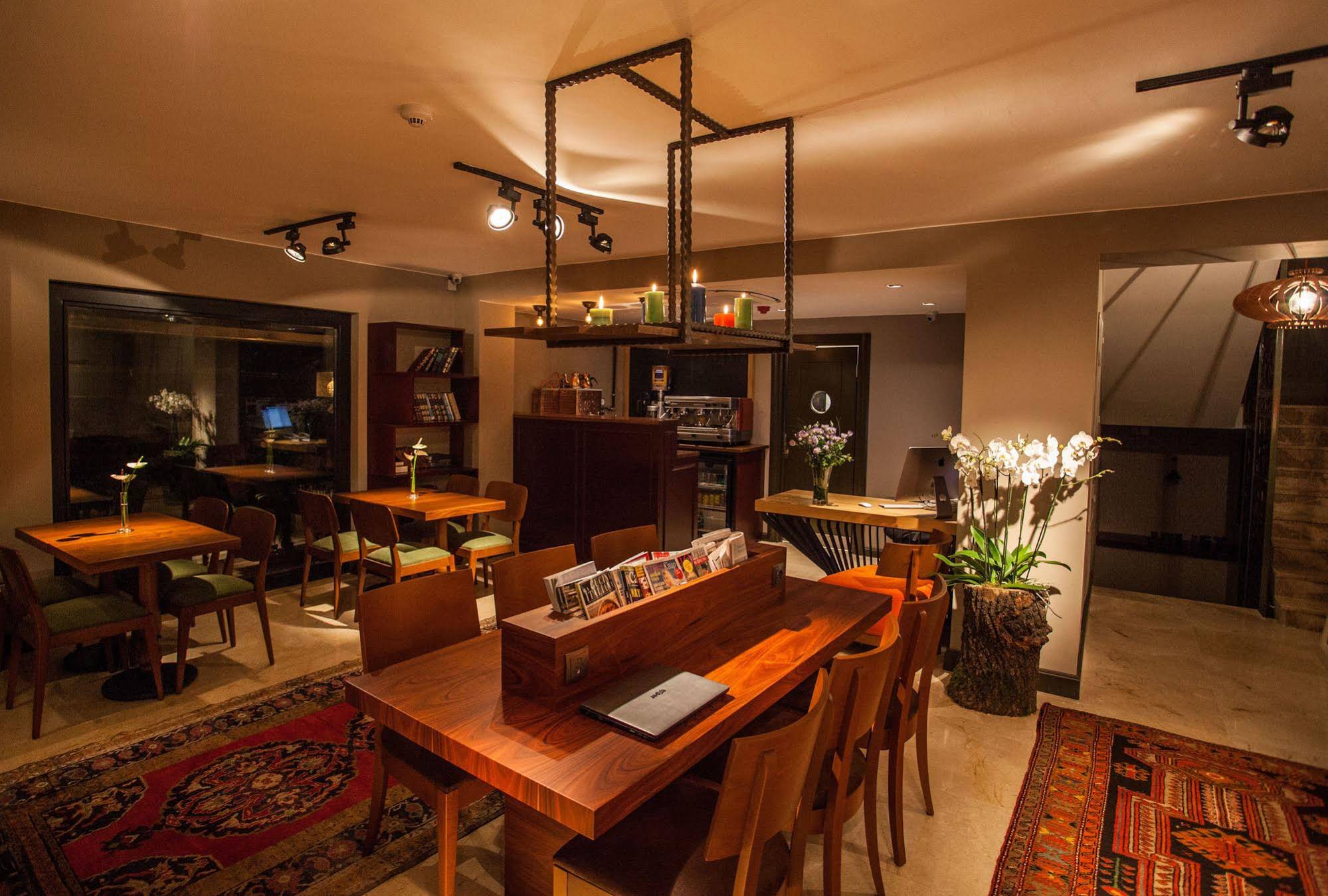 Juliet Rooms & Kitchen