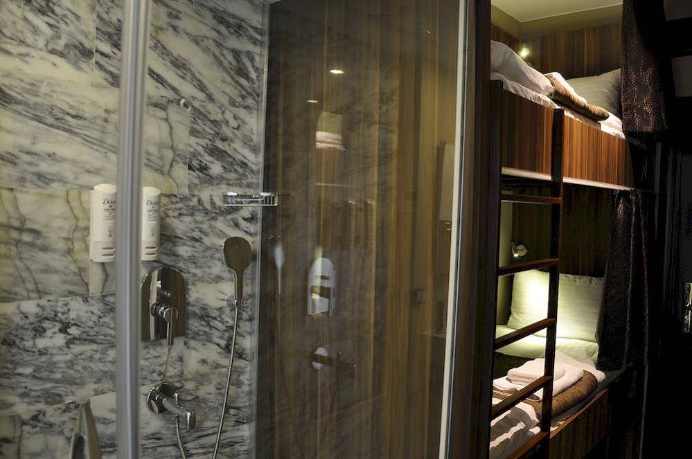 Juliet Rooms & Kitchen