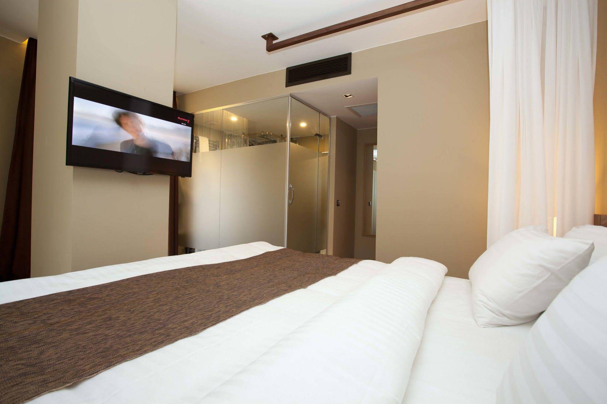 Juliet Rooms & Kitchen