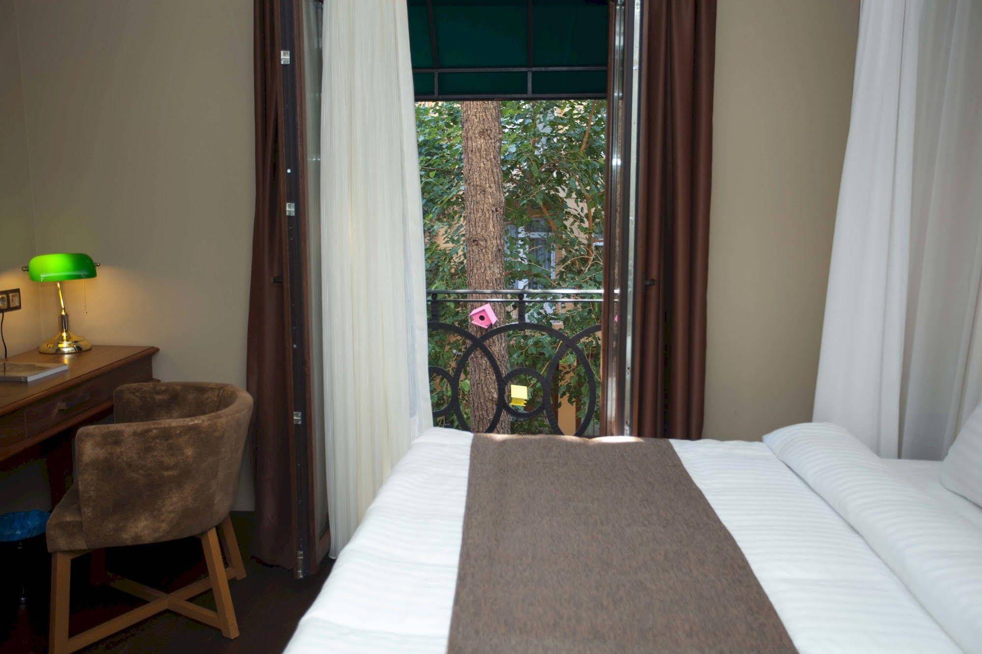 Juliet Rooms & Kitchen