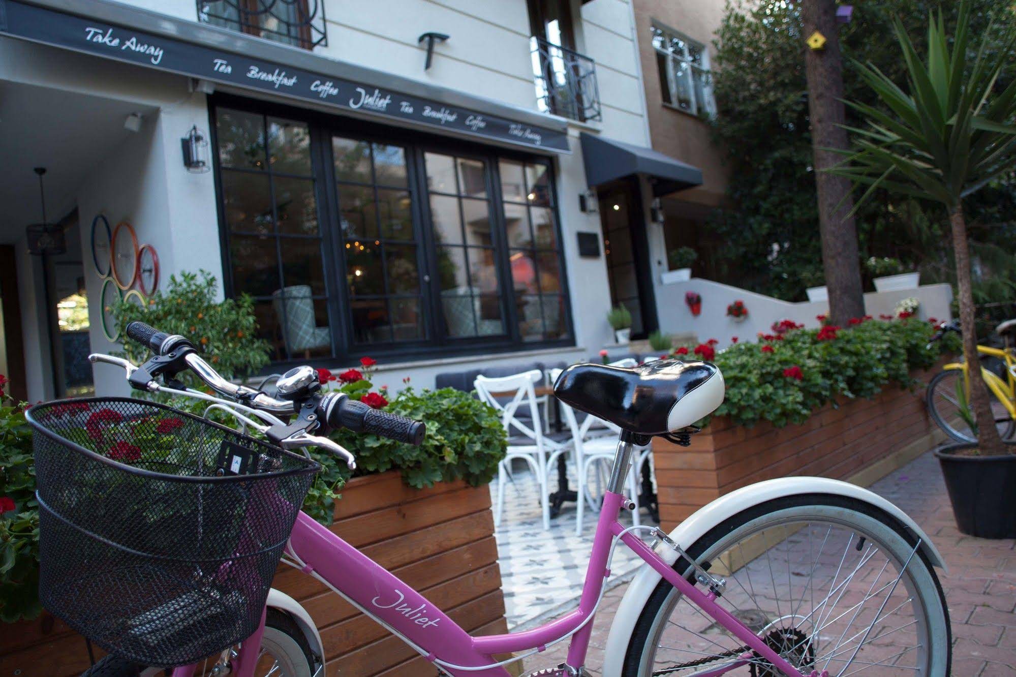 Juliet Rooms & Kitchen